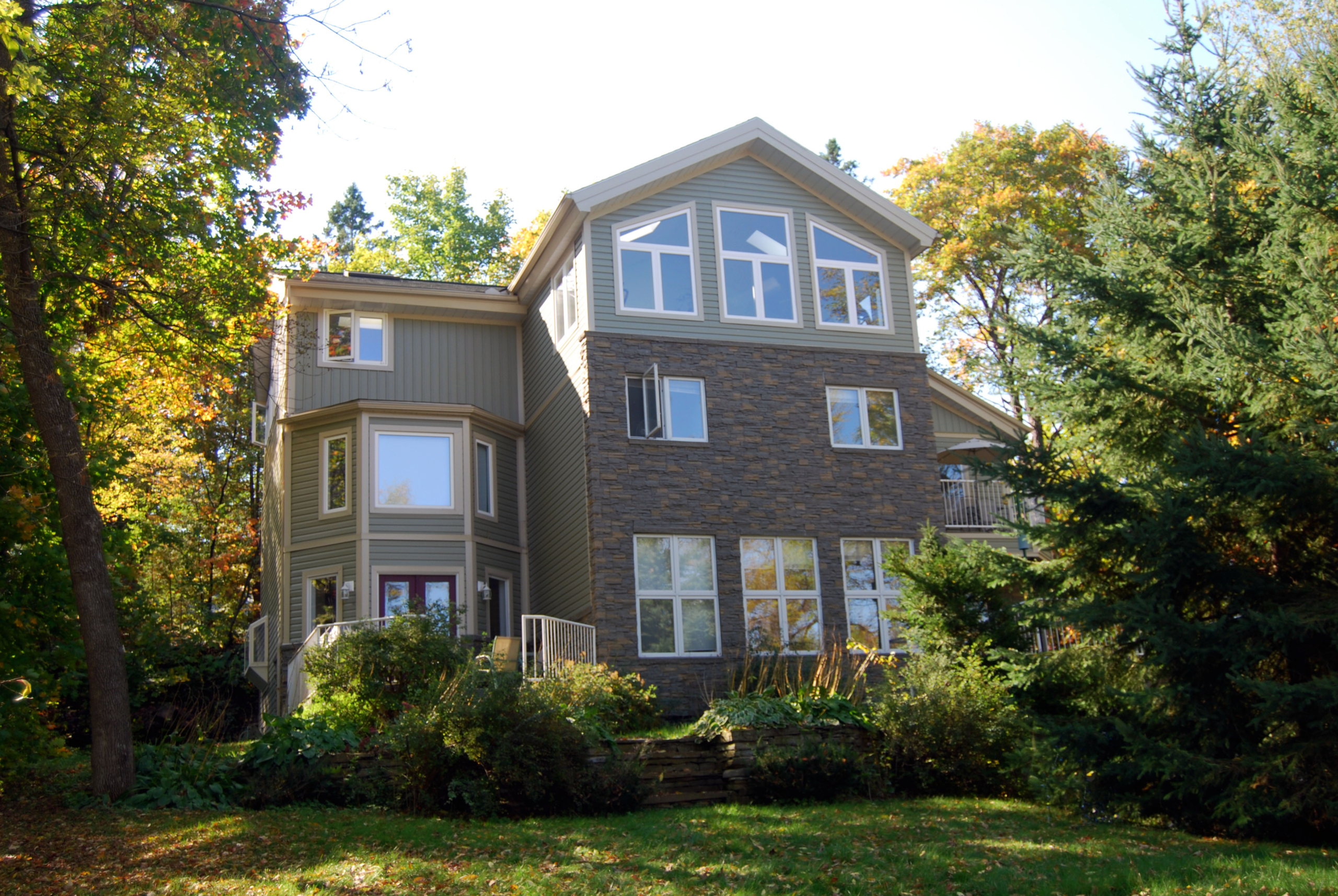 Ottawa siding project with mixed vinyl siding and stone exterior